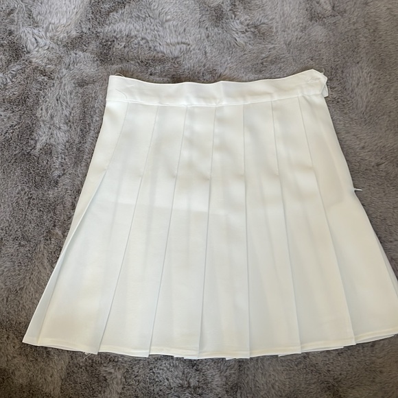 White pleated skirt - Picture 2 of 2